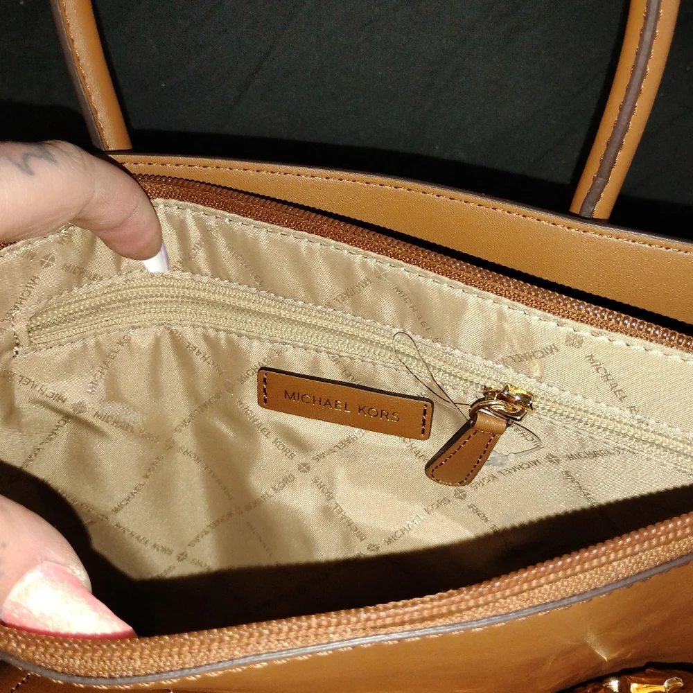 Michael kors purse - Picture 4 of 6